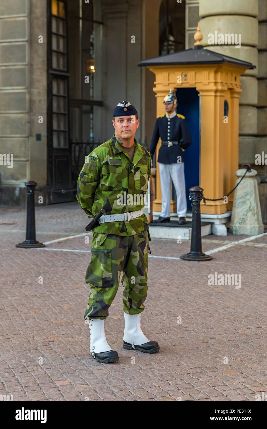 Stockholm, Suède - le 11 août 2017 : officier des forces armées suédoises des uniformes de camouflage à la relève de la Garde de cérémonie hors de la Royal Residence Banque D'Images