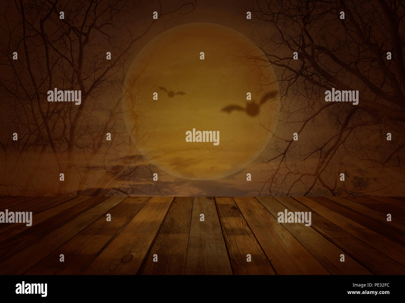 Table bois grunge Halloween en arrière-plan, peut être utilisé pour présenter votre produit Banque D'Images