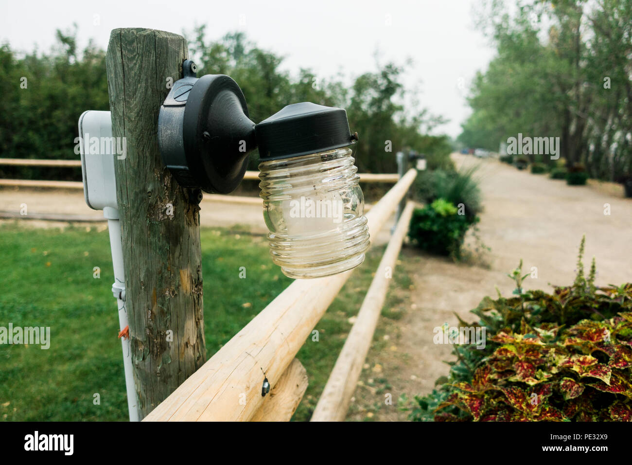 Un lampadaire sur la grange Banque D'Images