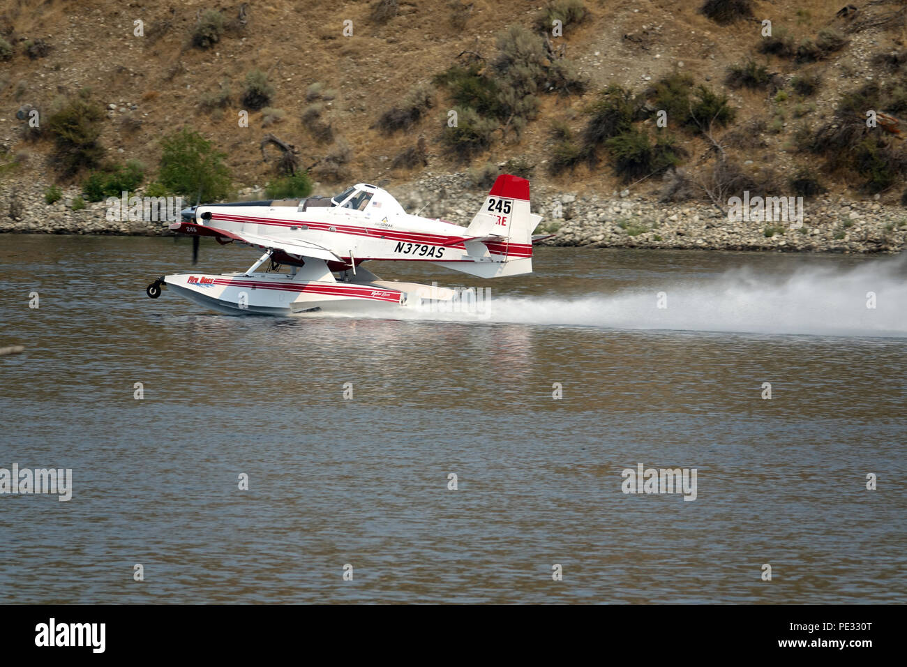 L'Fireboss est un plan d'attaque aérienne spécialisée capable de ramasser 800 gallons d'eau des lacs et des rivières de 15 secondes pour être utilisé sur fireline. Banque D'Images