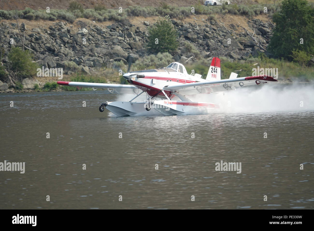 L'Fireboss est un plan d'attaque aérienne spécialisée capable de ramasser 800 gallons d'eau des lacs et des rivières de 15 secondes pour être utilisé sur fireline. Banque D'Images