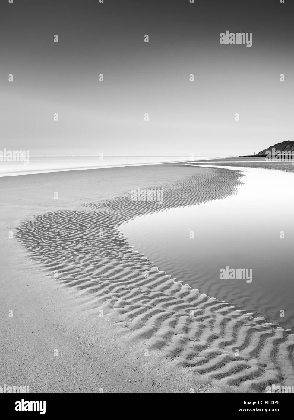 Les courbes dans le sable sur la plage de Mundesley. Banque D'Images