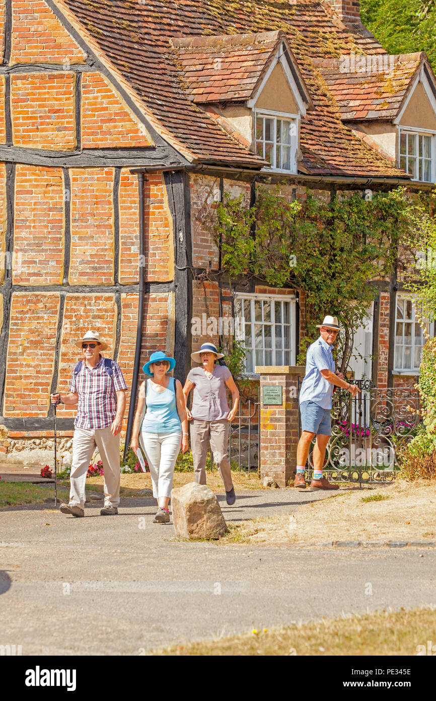 Des excursions pour les touristes et les visiteurs de quitter St Marie la Vierge dans le village de Turville Buckinghamshire emplacement pour de nombreux films Séries TV Banque D'Images