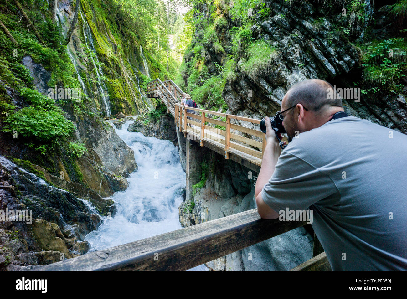 Rivière qui coule à travers Wimbachklamm Ramsau dans gorge. Le parc national de Berchtesgaden Bavaria Allemagne Banque D'Images
