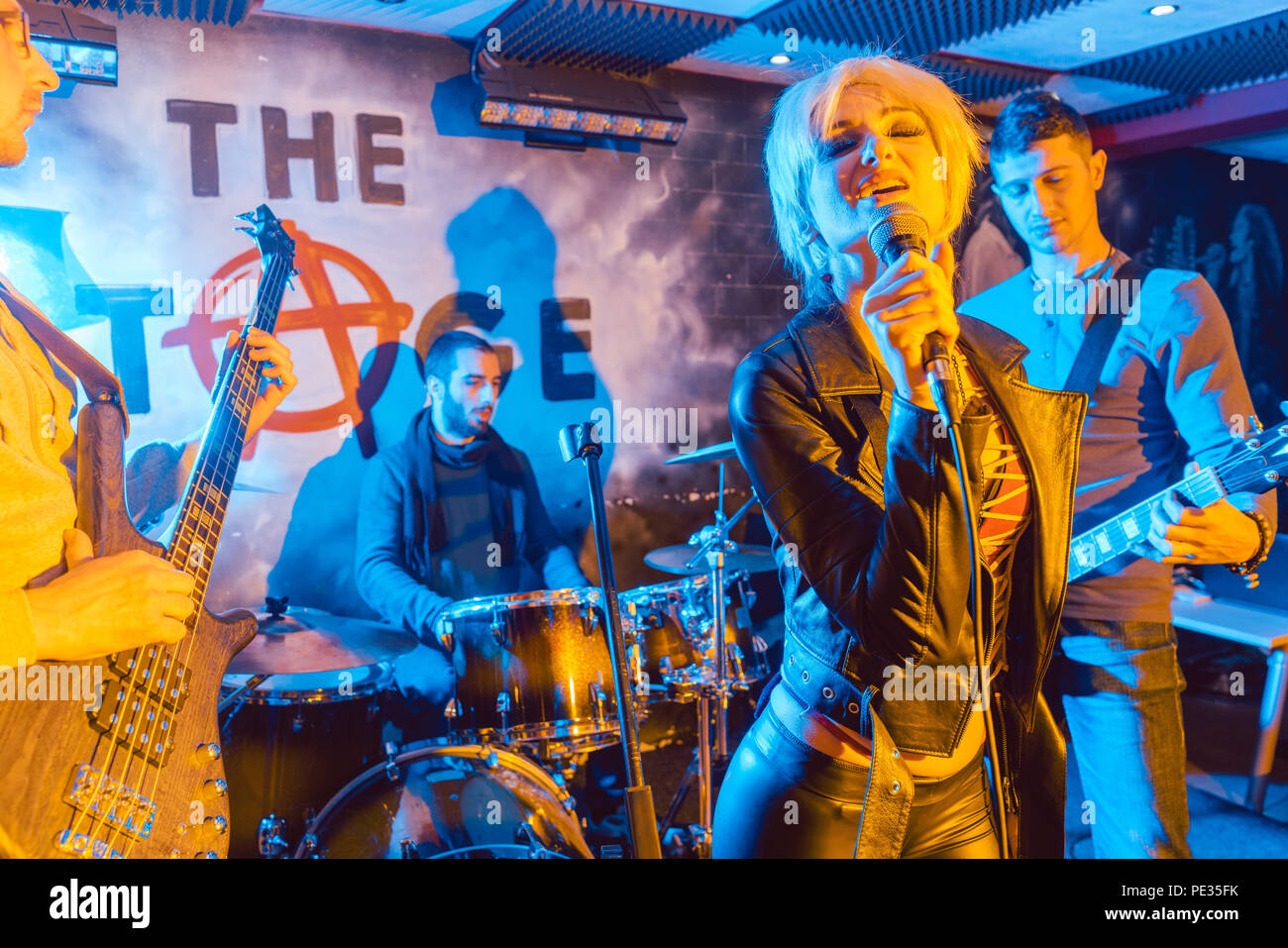 Rock Band sur scène après le succès de concert Banque D'Images