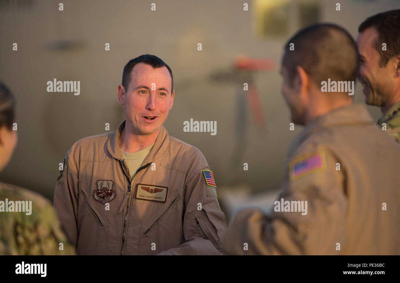 Le sergent de l'US Air Force. Scott Berry, 41e Escadron de Combat électronique expéditionnaire superviseur d'équipe de mission, parle avec ses coéquipiers au cours d'une EC-130H Compass Call aircraft dernière mission réunion sur la ligne de vol à l'air de Bagram, en Afghanistan, le 6 septembre 2015. La boussole est un appel système d'armes tactiques aéroportées à l'aide d'une version fortement modifiée de la cellule de l'Hercules C-130. (U.S. Air Force photo de Tech. Le Sgt. Joseph Swafford/libérés) Banque D'Images