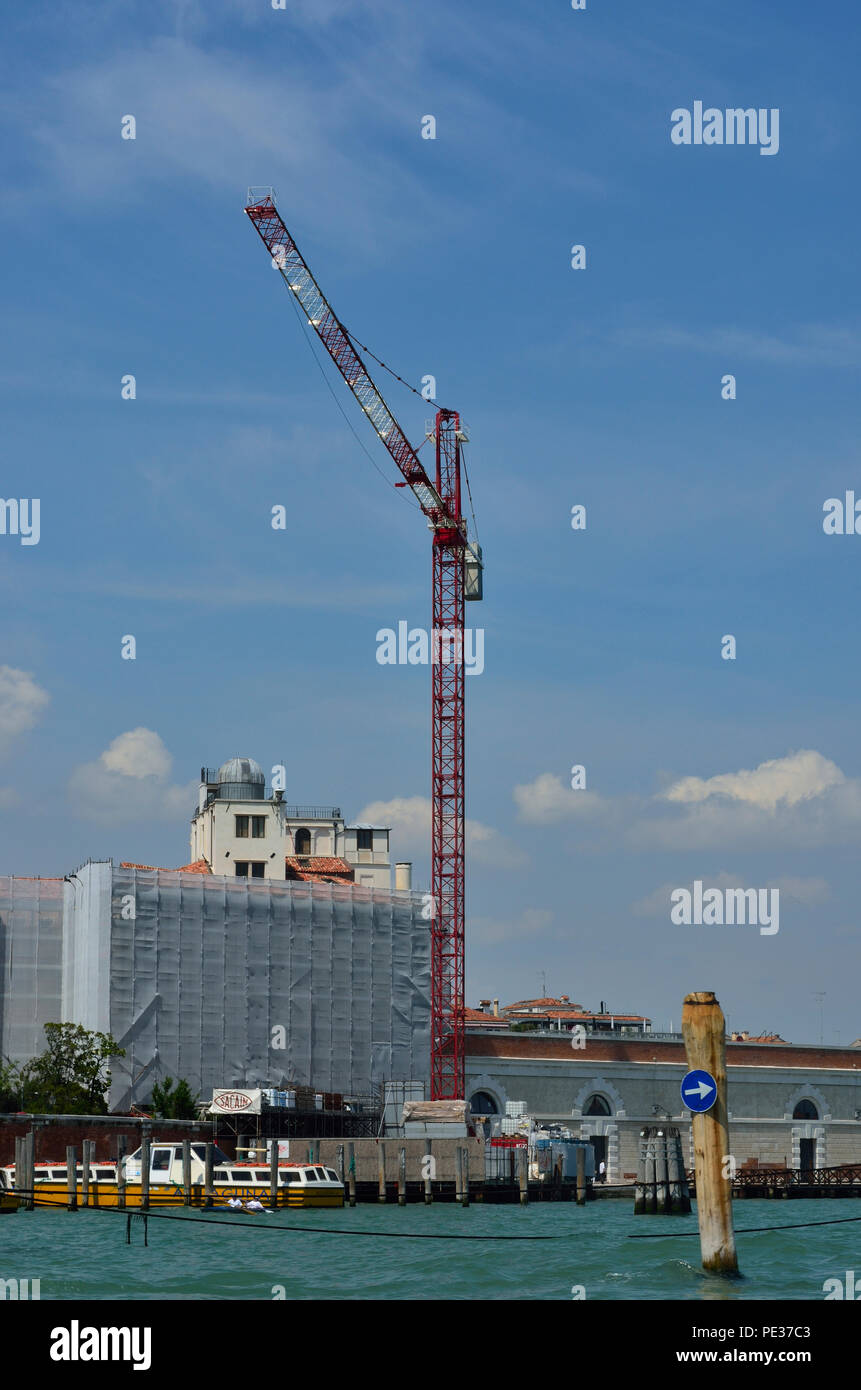 Grue de construction haute sur fond de ciel bleu Banque D'Images