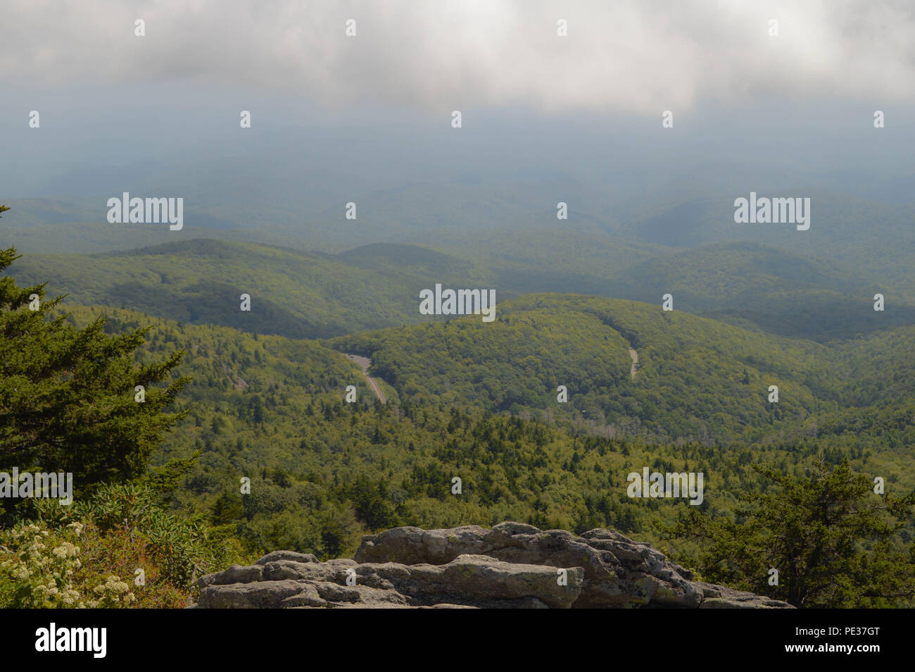 Grandfather Mountain State Park en Caroline du Nord Blue Ridge Mountain Range Appalaches à couper le souffle serein Paysage Vue Brouillard Nuages Vista Banque D'Images