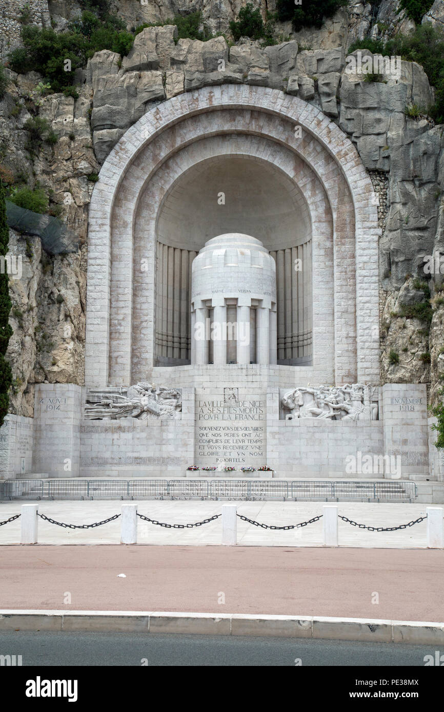 Un monument en pierre blanche sur la Promenade des Anglais, Nice, France, juin 2018 Banque D'Images
