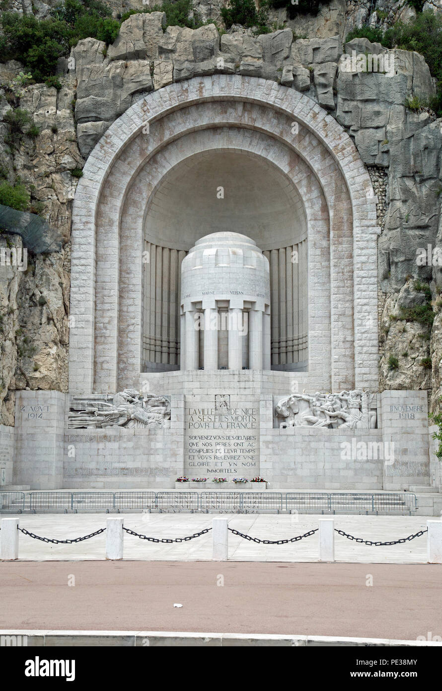 Un monument en pierre blanche sur la Promenade des Anglais, Nice, France, juin 2018 Banque D'Images