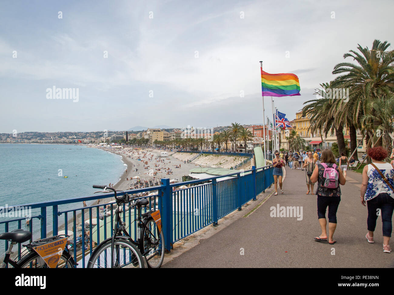 Juin 2018, Nice, France, une liberté drapeau flotte sur la promenade indiquant gay-friendly d'identification. Banque D'Images