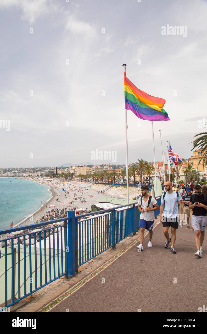 Juin 2018, Nice, France, une liberté drapeau flotte sur la promenade indiquant gay-friendly d'identification. Banque D'Images