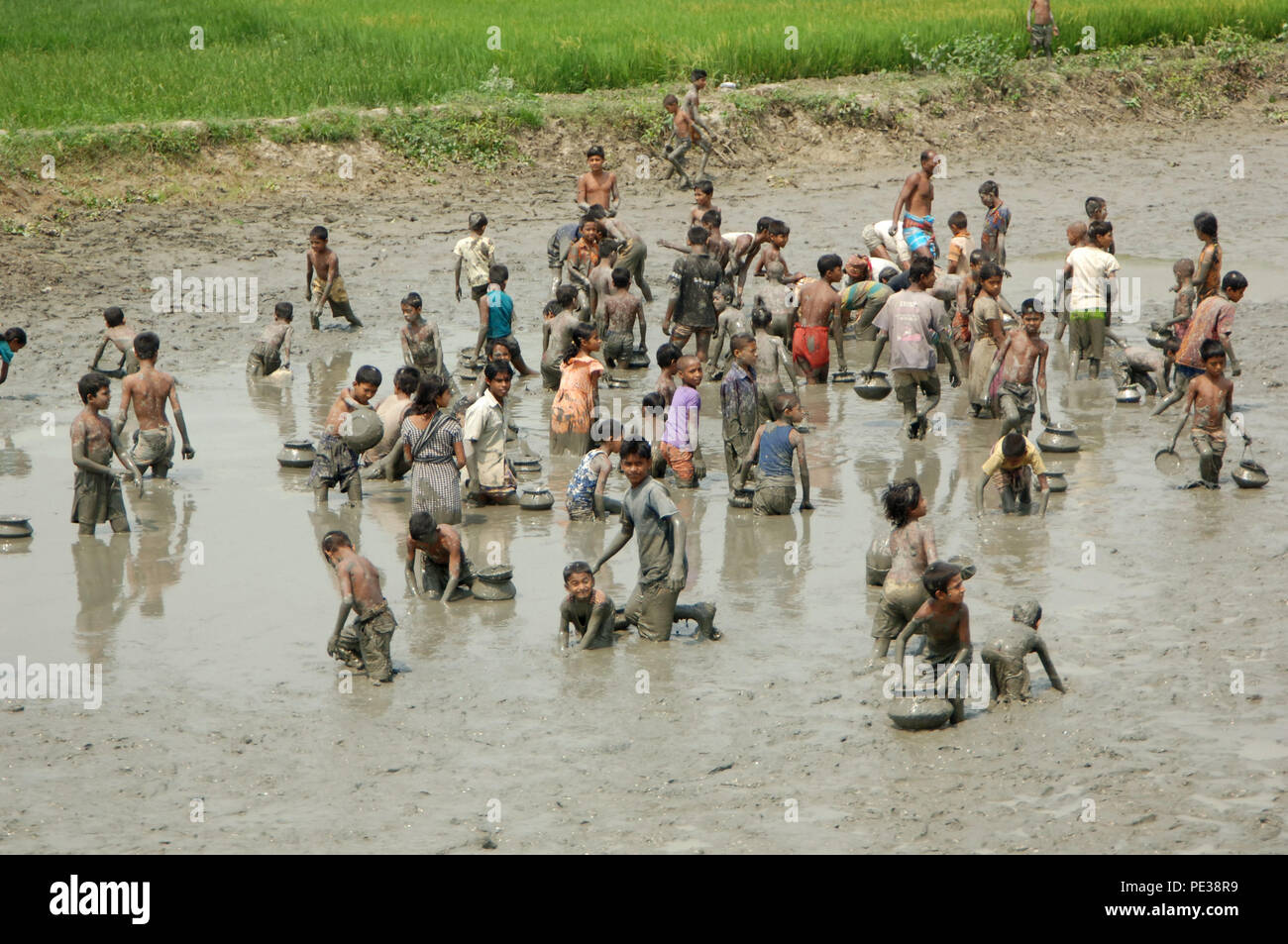 Gopalganj, Bangladesh - Mars 26, 2009 : Pêche à l'assèchement des rivières, canaux et plans d'eau durant la saison d'hiver est une caractéristique commune dans Bangla Banque D'Images