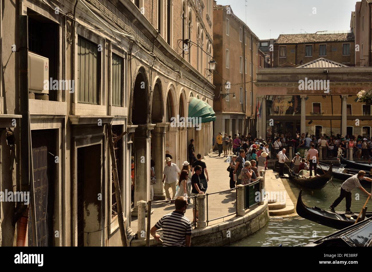 Une scène typique au point de départ de Gondola Ride près du Hard Rock Cafe et de l'hôtel Cavalletto, San Marco, Venise, Italie Banque D'Images