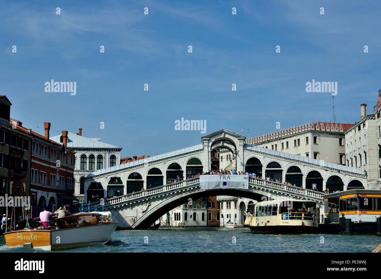 Une belle vue sur le pont du Rialto au Grand Canal, Venise, Italie, Europe. Banque D'Images