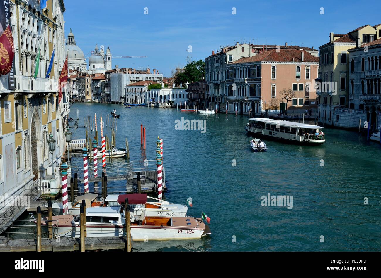 Belle vue sur le Grand Canal et Santa Maria della Salute en fin de soirée, Venise, Italie, Europe Banque D'Images