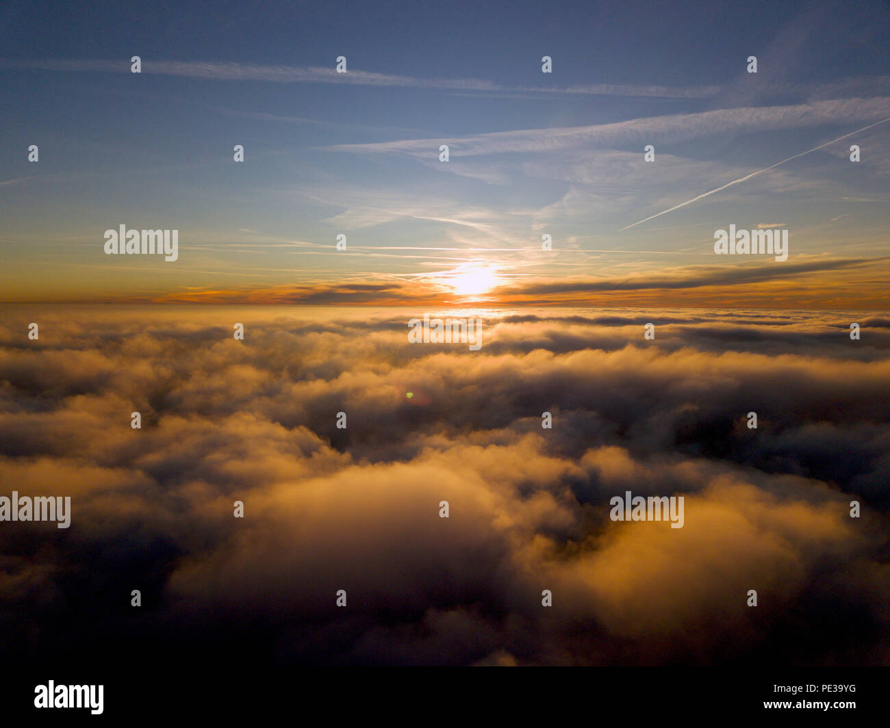 Coucher de soleil au dessus des nuages Banque D'Images