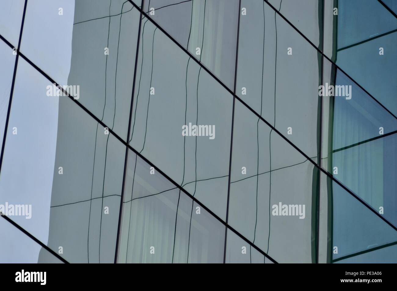 Bel effet de fond abstrait de motif créé par le revêtement extérieur en verre d'un gratte-ciel, Italie, Europe Banque D'Images