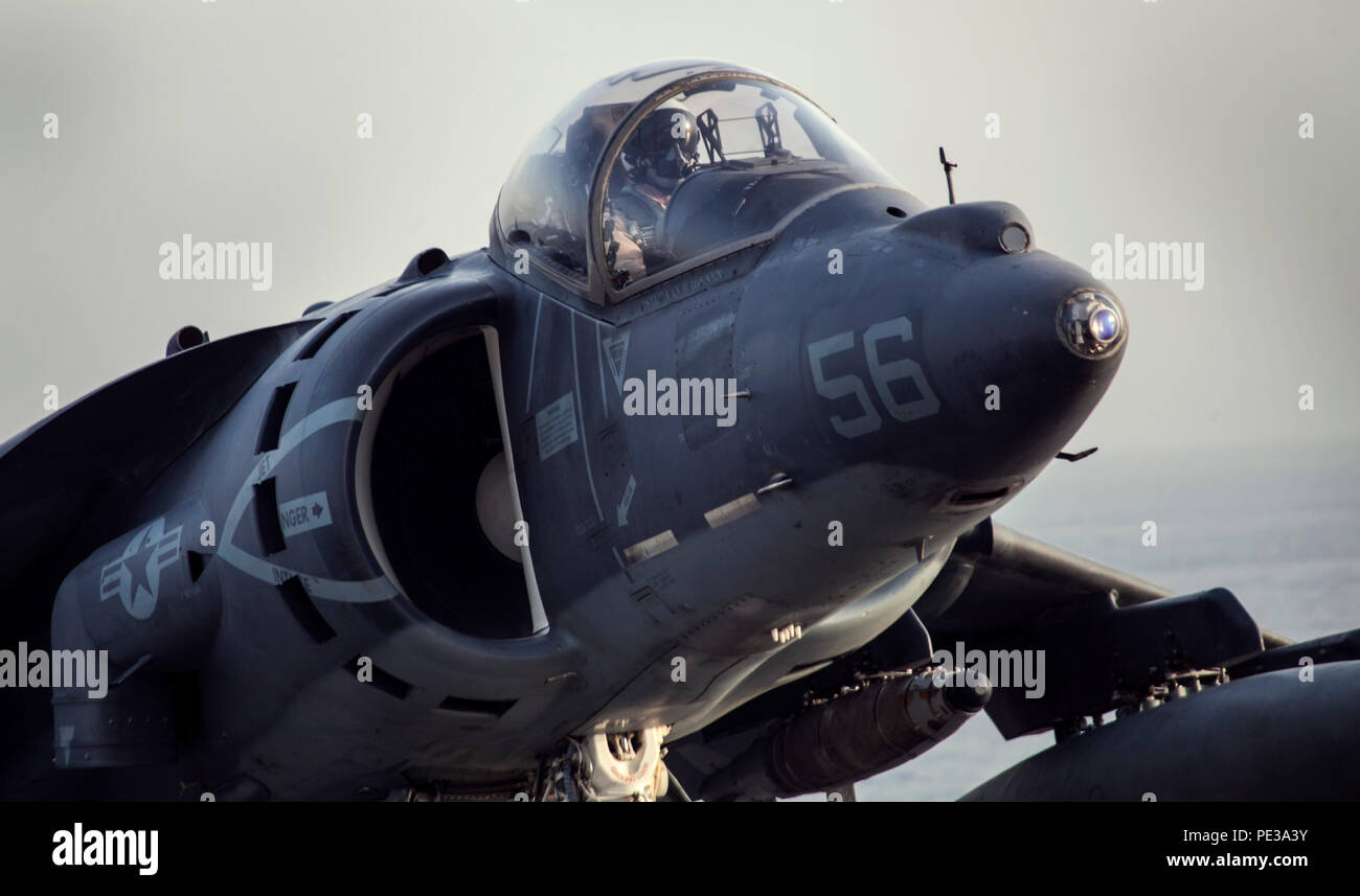 Le Golfe Arabique (sept. 19, 2015) L'AV-8B Harrier avec Marine Escadron 161 de moyenne à rotors basculants (renforcée), 15e Marine Expeditionary Unit, revient à l'assaut amphibie USS Essex (DG 2) après des missions de vol dans le cadre de l'opération inhérents résoudre. La 15e MEU est embarquée à bord de la Essex Groupe amphibie et déployés pour maintenir la sécurité régionale dans la 5e flotte américaine zone d'opérations. (U.S. Marine Corps photo par le Cpl. De Clerck McKelvey/libérés) Banque D'Images