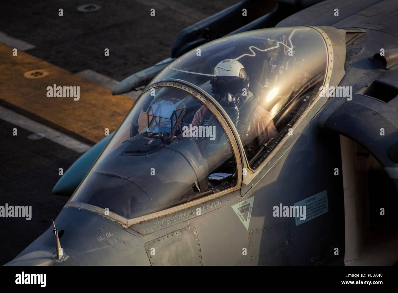 Le Golfe Arabique (sept. 19, 2015) L'AV-8B Harrier avec Marine Escadron 161 de moyenne à rotors basculants (renforcée), 15e Marine Expeditionary Unit, revient à l'assaut amphibie USS Essex (DG 2) après des missions de vol dans le cadre de l'opération inhérents résoudre. La 15e MEU est embarquée à bord de la Essex Groupe amphibie et déployés pour maintenir la sécurité régionale dans la 5e flotte américaine zone d'opérations. (U.S. Marine Corps photo par le Cpl. De Clerck McKelvey/libérés) Banque D'Images