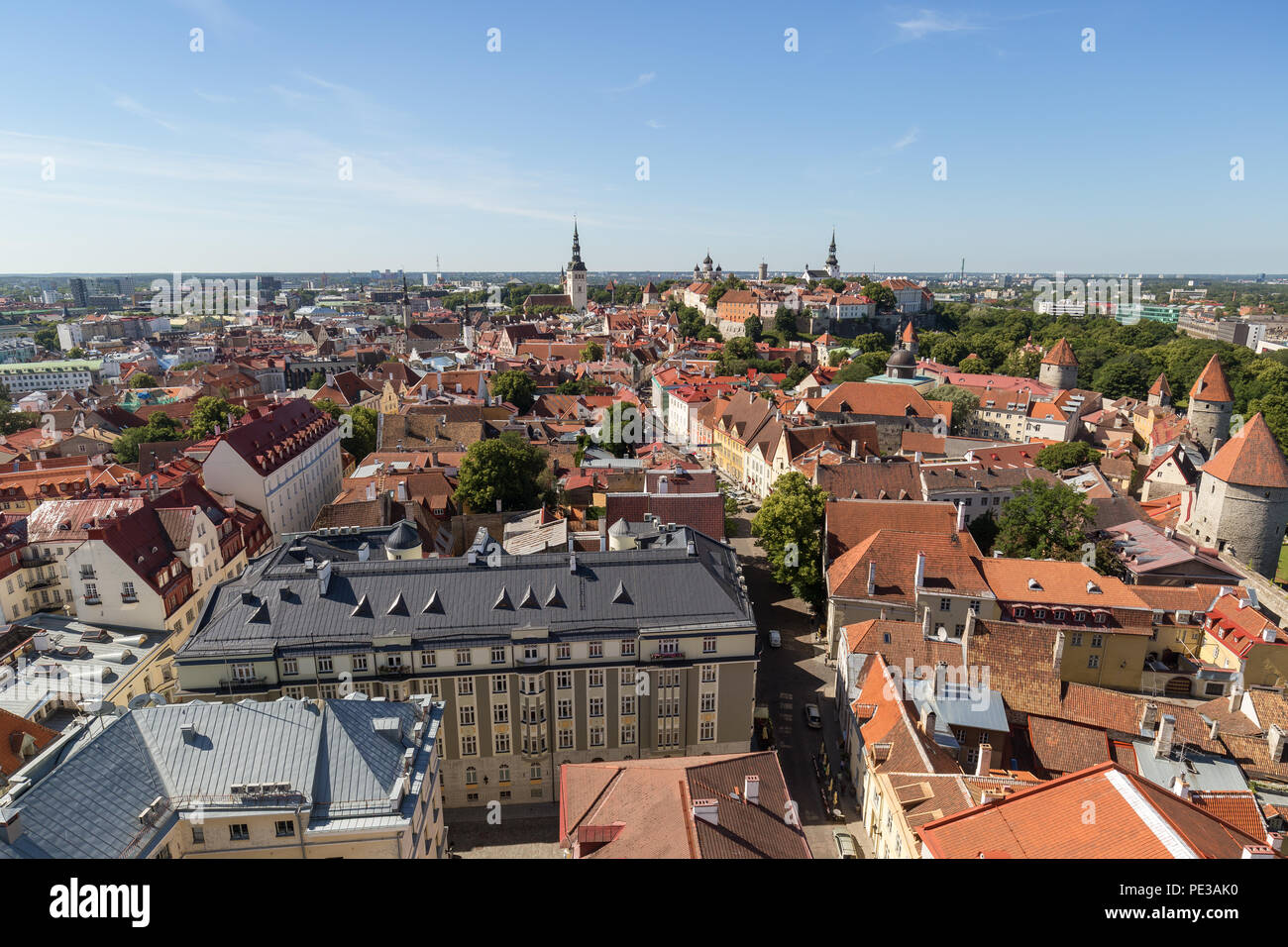 Les églises, remparts, tours et autres bâtiments anciens à la vieille ville de Tallinn, Estonie, vus du dessus sur une journée ensoleillée en été. Banque D'Images Les églises, remparts, tours et autres bâtiments anciens à la vieille ville de Tallinn, Estonie, vus du dessus sur une journée ensoleillée en été. Banque D'Images