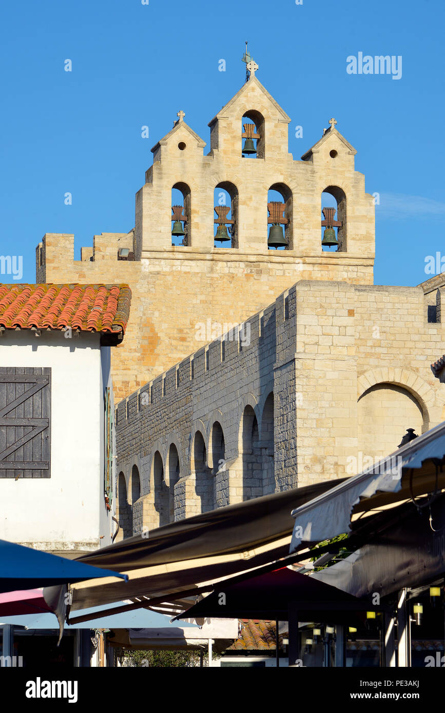 L'église fortifiée des Saintes-Maries-de-la-Mer, une commune française, située dans le département des Bouches-du-Rhône par la mer Méditerranée dans le sud de la France Banque D'Images