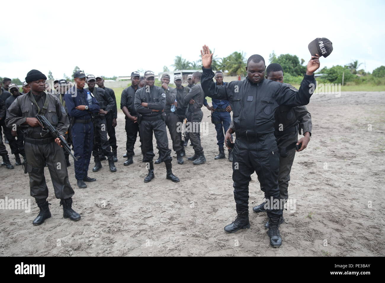Les Marines américains et les marins accompagnés de la Police de surveillance national du Bénin (PSN) à Jesu Jro, Bénin, le 24 septembre, afin d'effectuer un exercice d'entraînement combiné de la surveillance des frontières. Après avoir passé un mois aux États-Unis d'apprentissage tactiques d'infanterie de marine, la direction voulait que le NPS pour former les étudiants dans Jesu Jro à montrer la frontière béninoise vivant au village le gouvernement est sérieux au sujet de la réduction des activités criminelles. Le SNM a agi dans des scénarios de contrôle des véhicules, les points de contrôle d'entrée et le traitement des détenus. Les Marines et les marins à usage spécifique avec le Groupe de travail air-sol marin ca Response-Africa Crise Banque D'Images