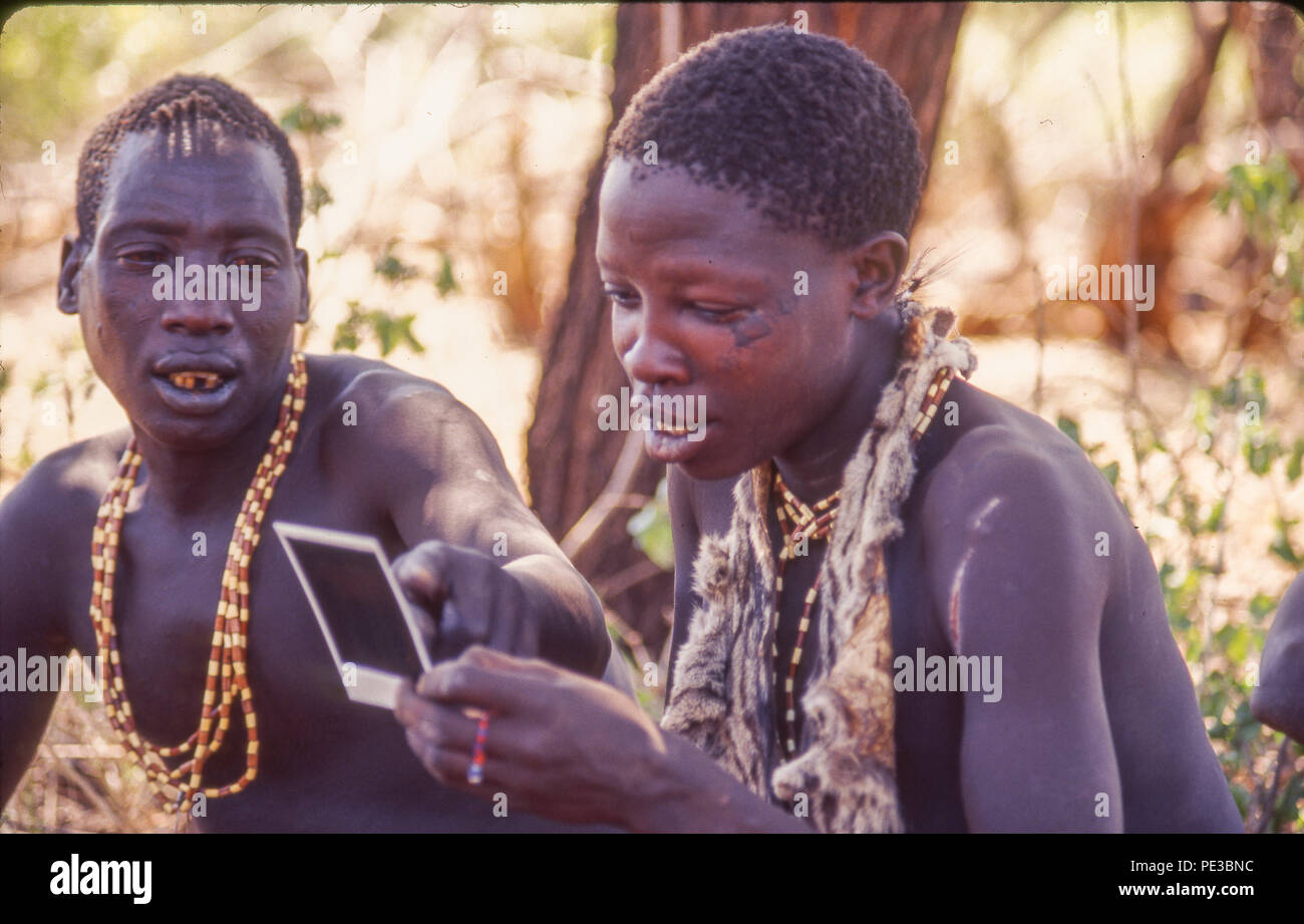 Les Hadza sont cliquez sur les francophones, chasseurs-cueilleurs, vivant dans la région du lac Eyasi, Tanzanie. Il y a peut-être seulement 200 d'entre eux sont encore l Banque D'Images