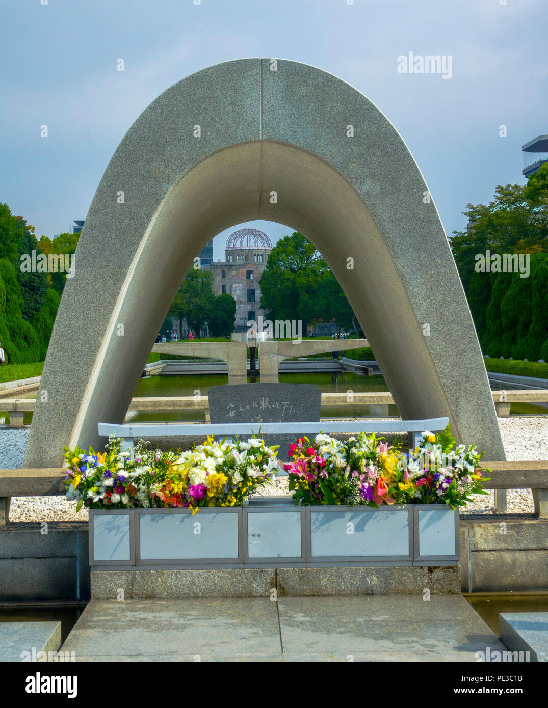 Cénotaphe Monument aux victimes de la bombe atomique à Hiroshima Peace Park Japon Asie Banque D'Images