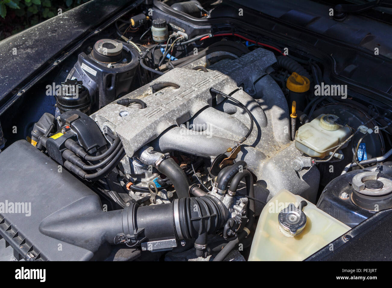 Ouvrir le capot (hood) d'une vintage Porsche 968 et la 3 litre tout droit-quatre (moteur longitudinal avant à quatre cylindres en ligne refroidi par eau 16v VarioCam) Banque D'Images