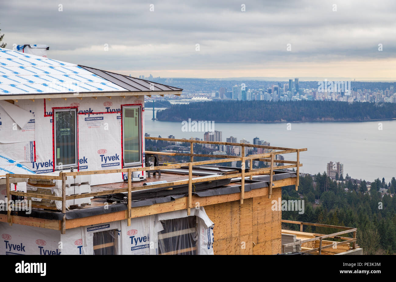 WEST VANCOUVER, BC, CANADA - May 10, 2016 : Nouvelle maison en construction à West Vancouver's British Properties. La zone continue de voir une vague d'investissements de la marché chinois. Banque D'Images