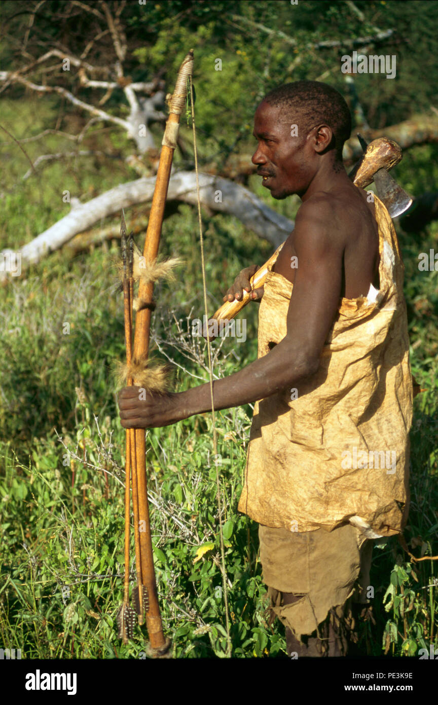 Les Hadza sont cliquez sur les francophones, chasseurs-cueilleurs, vivant dans la région du lac Eyasi, Tanzanie. Il y a peut-être seulement 200 d'entre eux sont encore l Banque D'Images