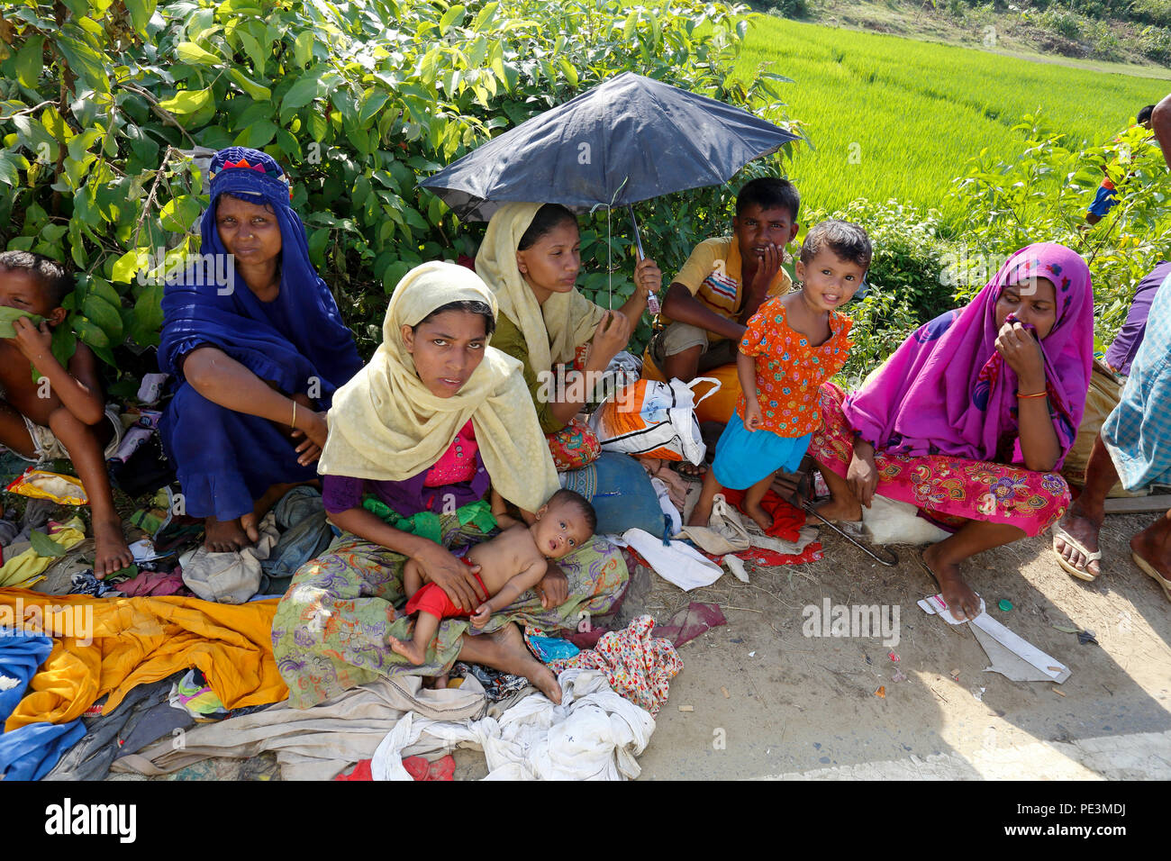 Attendre l'aide de réfugiés Rohingya dans près d'une route à Teknaf à Cox's Bazar, Bangladesh, Banque D'Images