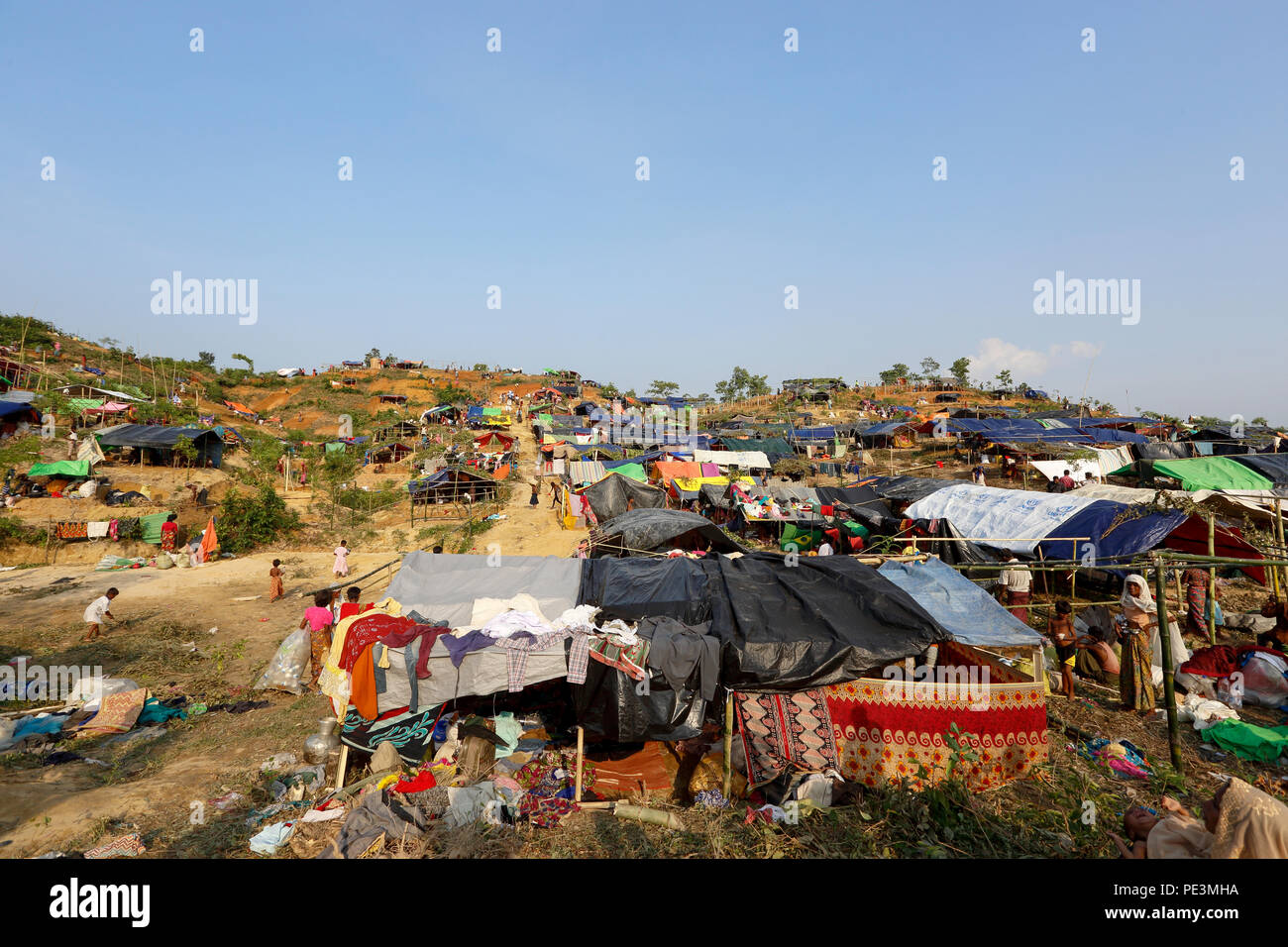 Les réfugiés rohingyas nouvellement arrivés sont la construction de maisons d'hébergement par coupe hills et buissons de nettoyage à Ukhia à Cox's Bazar du Bangladesh. Banque D'Images