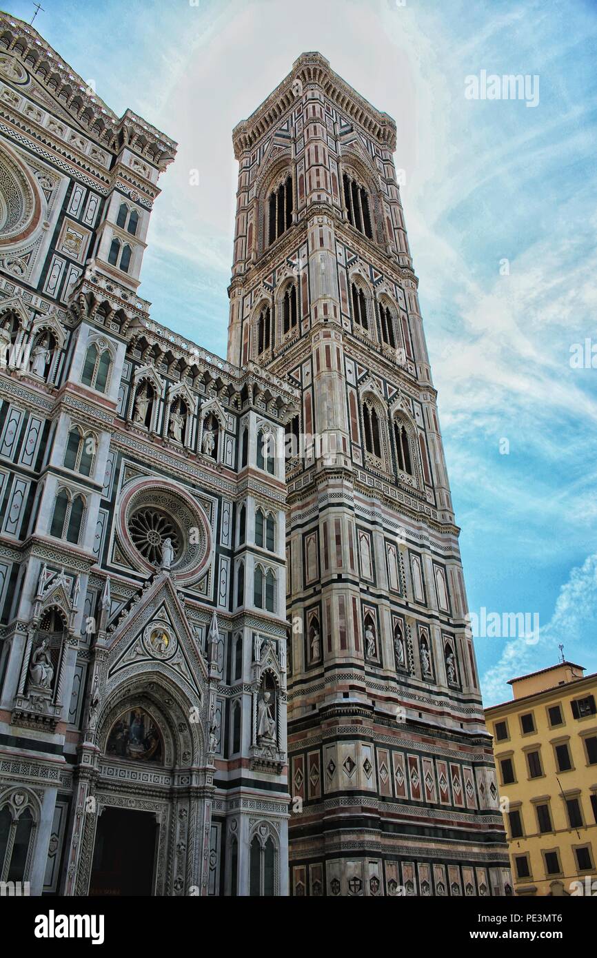 Un angle bas vue de la façade et des détails décoratifs d'Il Duomo de Florence, Italie Banque D'Images