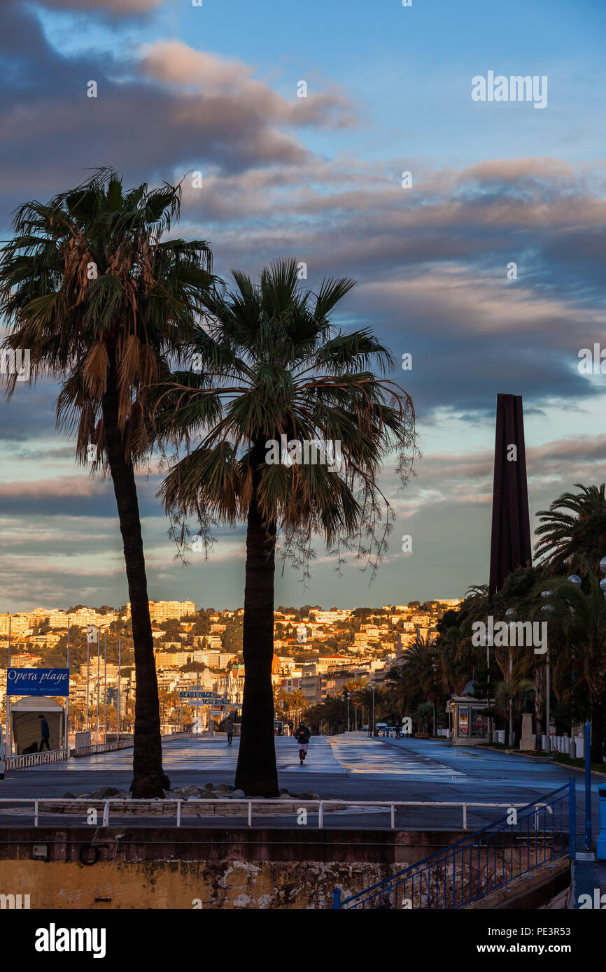 Promenade des Anglais dans la ville de Nice au lever du soleil, French Riviera, Cote d'Azur, France Banque D'Images