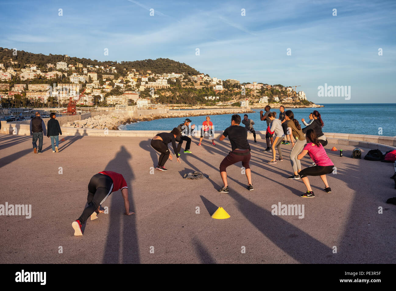 Personnes dans une classe d'aérobie de la formation sur la promenade en front de mer dans la ville de Nice sur la côte d'Azur en France Banque D'Images