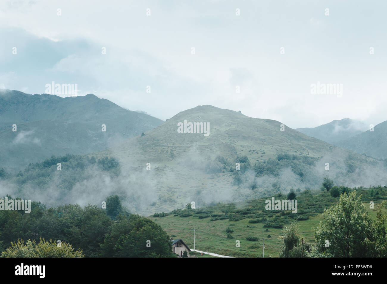Montagnes d'Prevalla, Prizren, le Kosovo dans le brouillard du matin Banque D'Images