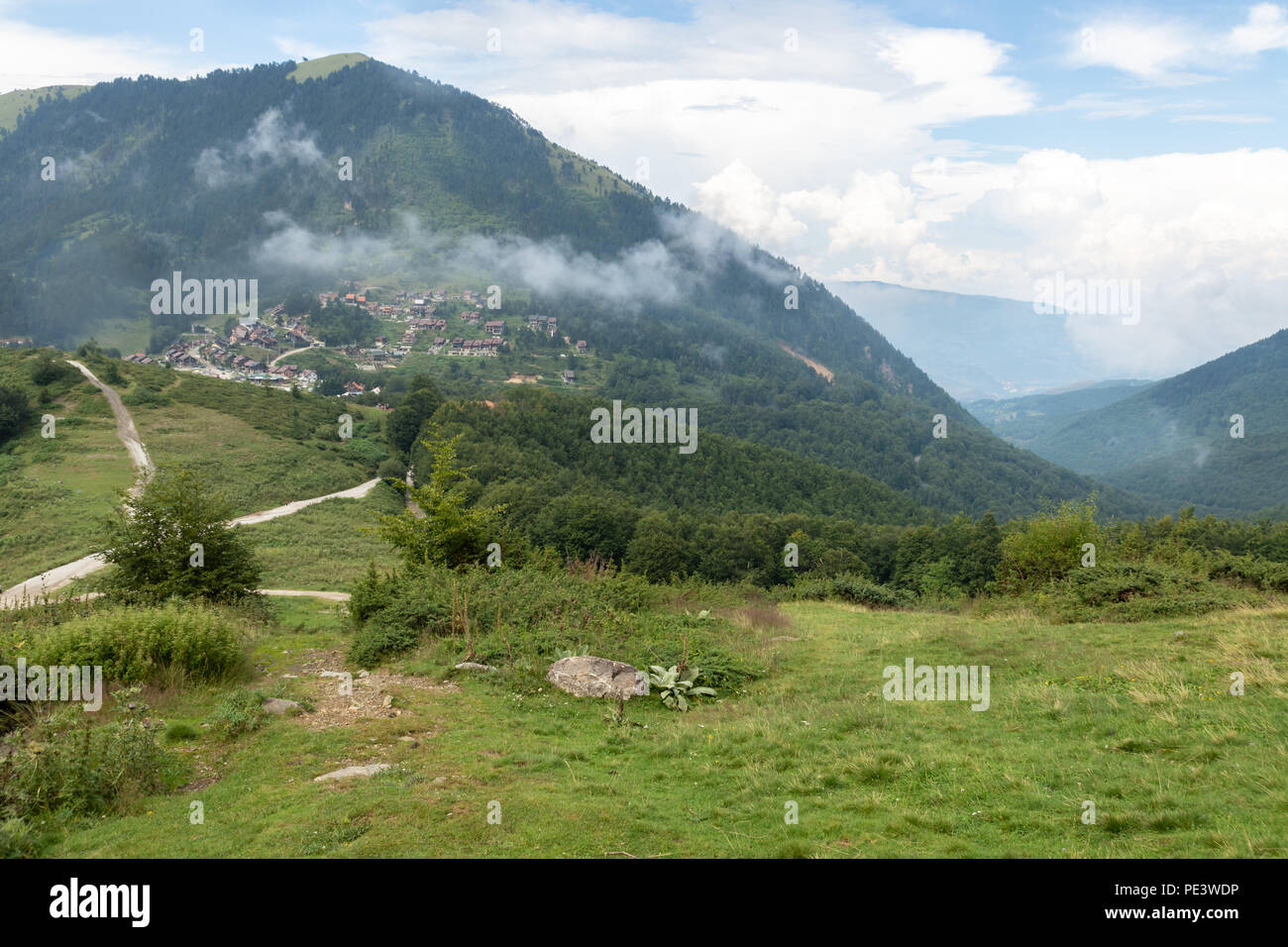 Kosovo, Prevallë - Juillet 31, 2018 : Village de Prevallë, Prizren au vert des montagnes du parc national du Kosovo Banque D'Images