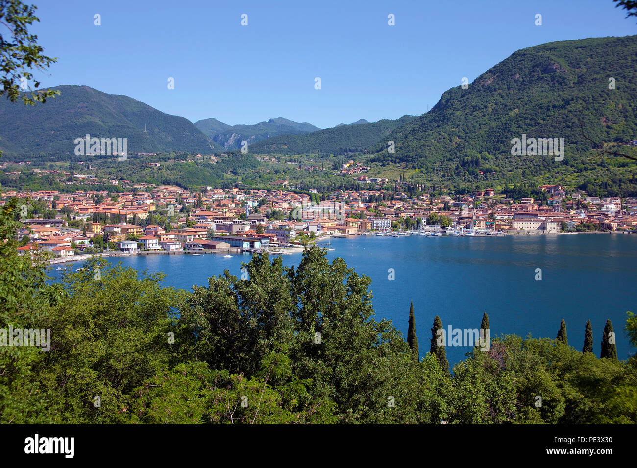 Salò, Kleinstadt in einer kleinen Bucht am Gardasee, Lombardie, Provinz Brescia, Italie | La ville Salò à une petite baie, province de Brescia, Le Lac de Garde, Banque D'Images