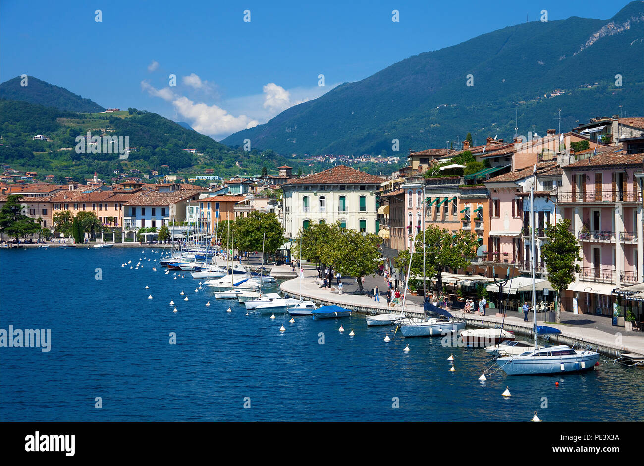 Seepromenade und Hafen von Salò, Gardasee, Lombardie, Provinz Brescia, Italie | promenade au bord du lac et du port de Salò, province de Brescia, Lac de Garde, Lom Banque D'Images
