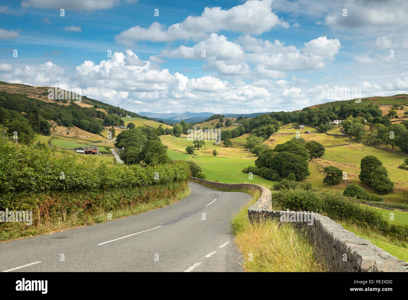 Capture d'une image à partir de la route de la belle campagne de Cumbria, Angleterre, Royaume-Uni. Banque D'Images