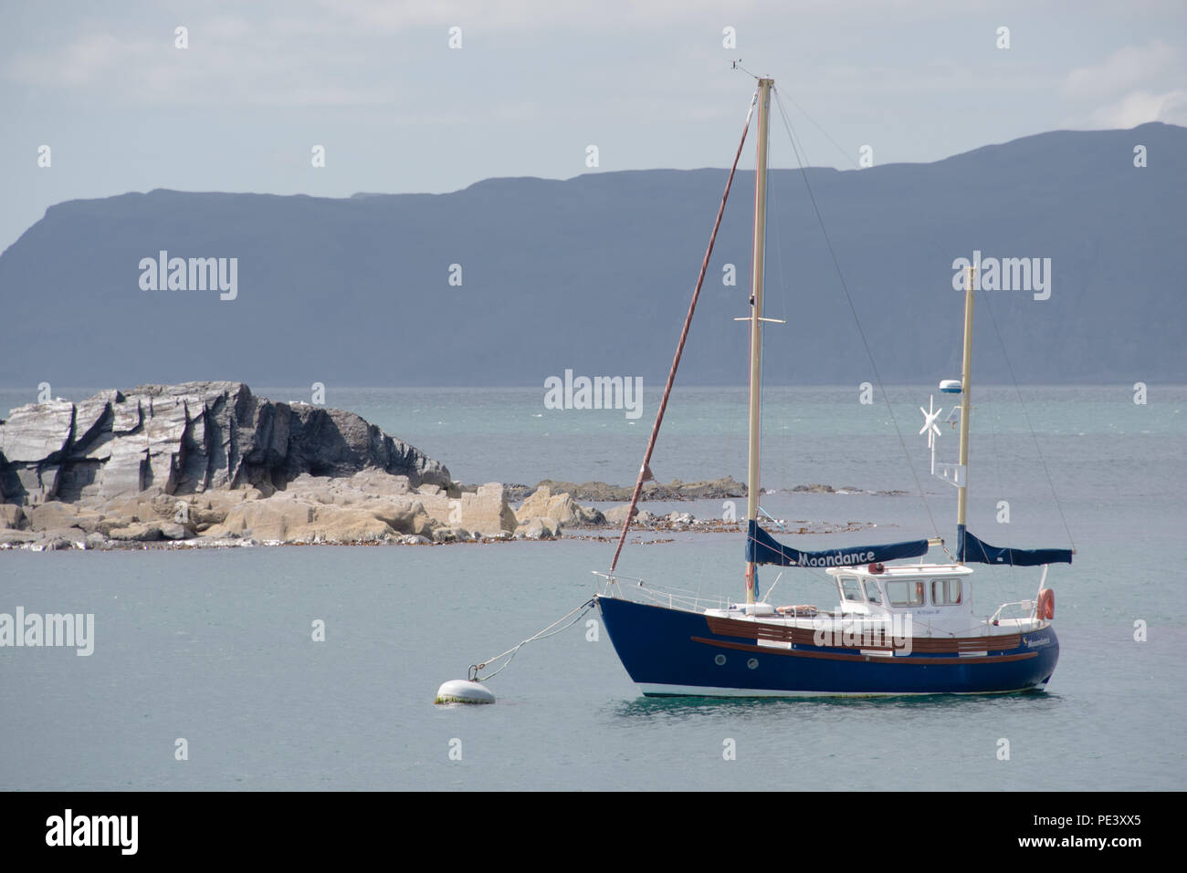 Cruiser yachts amarrés dans la baie paisible de Ellenabeich entre le continent et l'île de Seil, Ecosse Banque D'Images