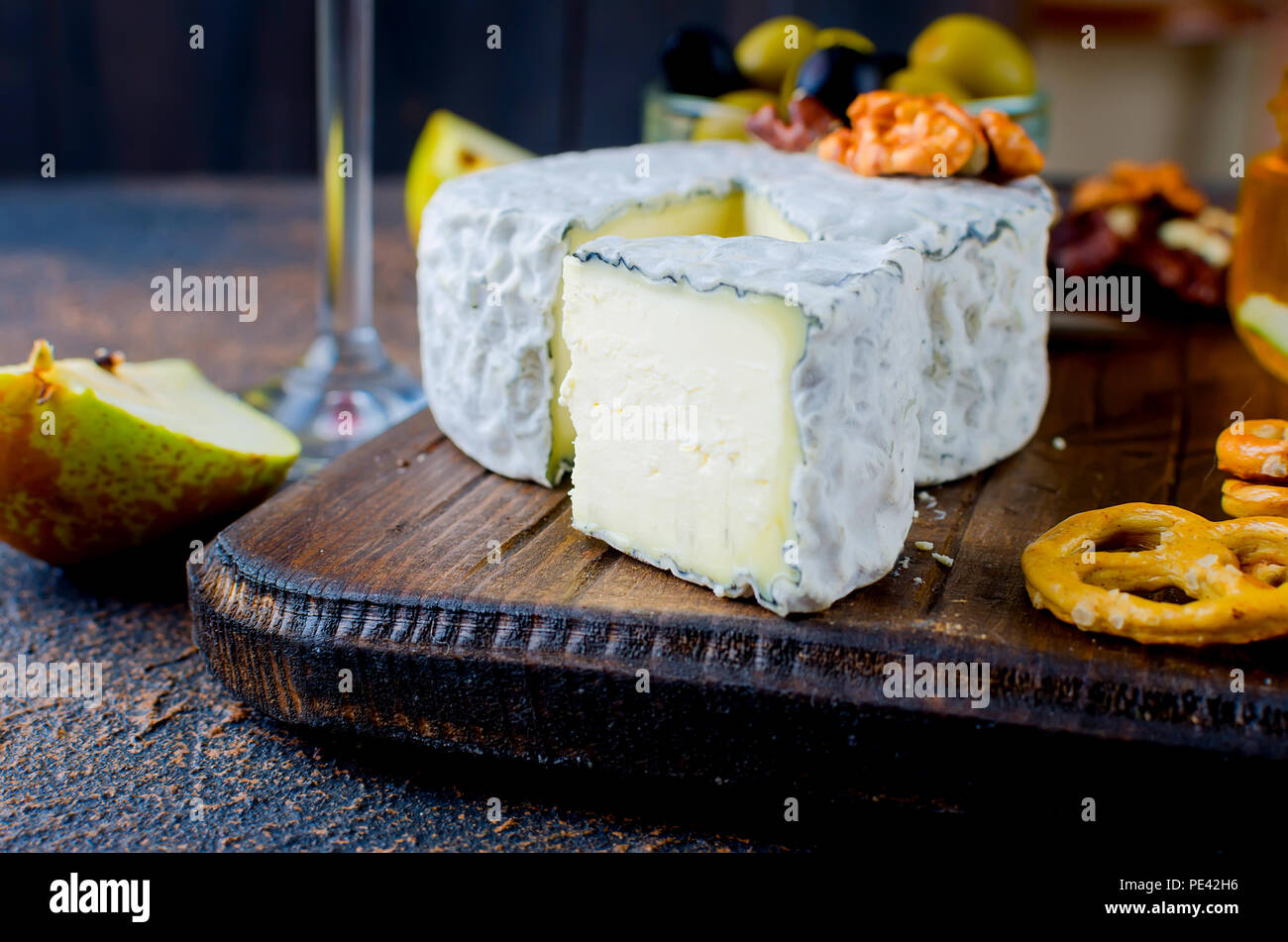 Tranches de fromage, fromage par la rouille, fromage à pâte dure, les olives, les noix, les arachides, le miel, un verre de vin, un dîner romantique, un repas pour les shurman Banque D'Images