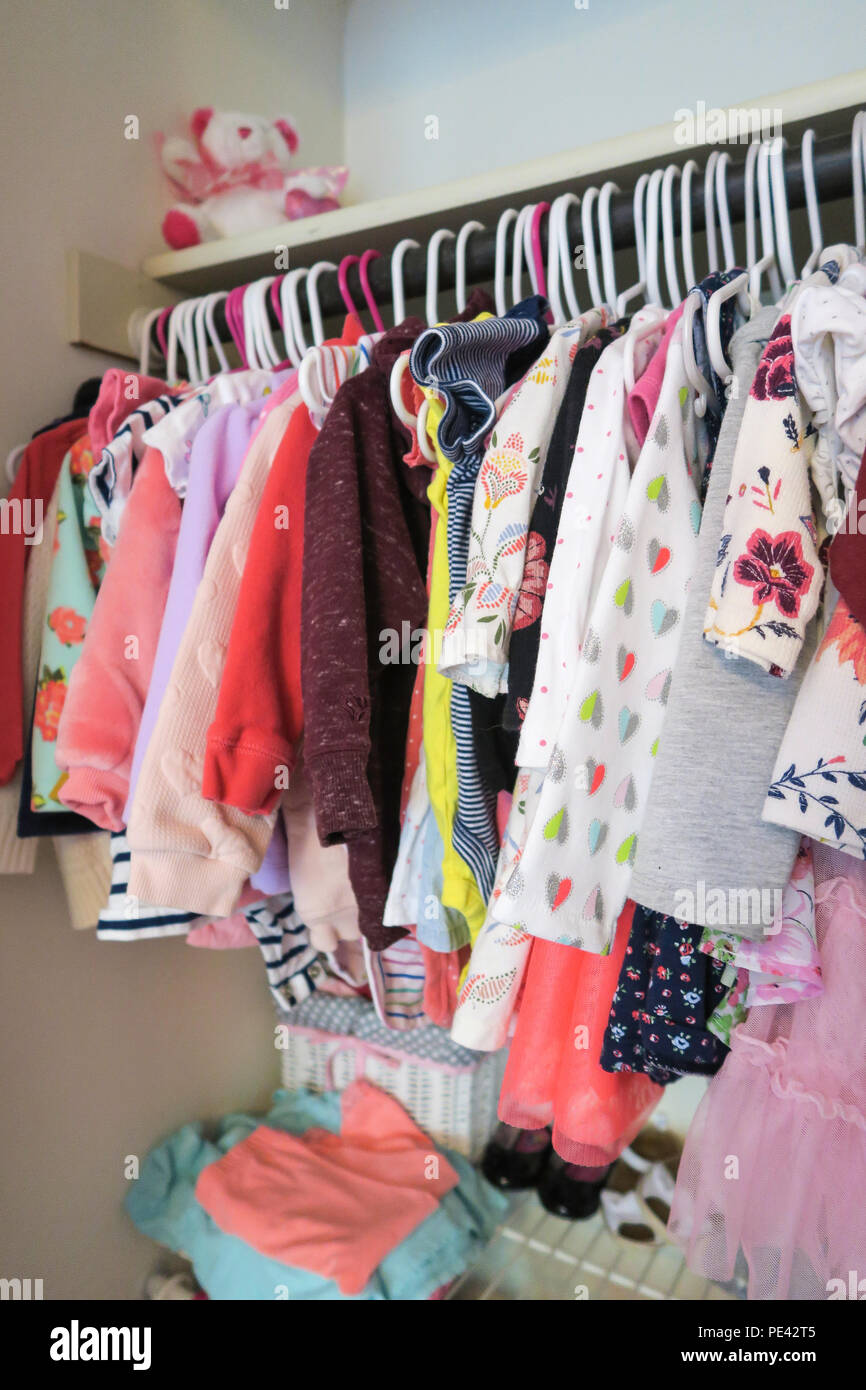 Penderie Dans La Chambre De Bebe Fille Usa Photo Stock Alamy