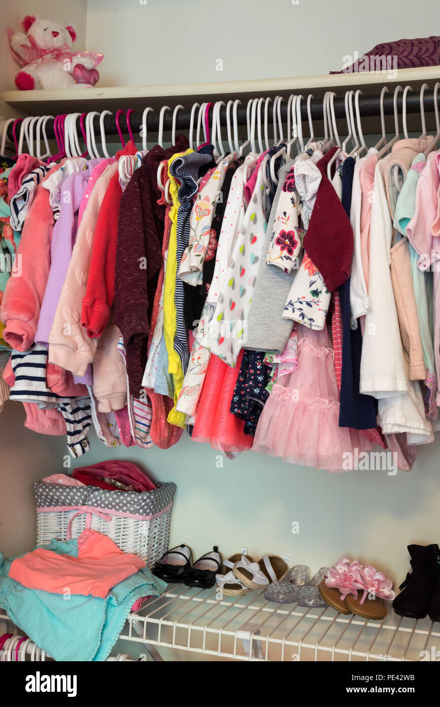 Penderie Dans La Chambre De Bebe Fille Usa Photo Stock Alamy