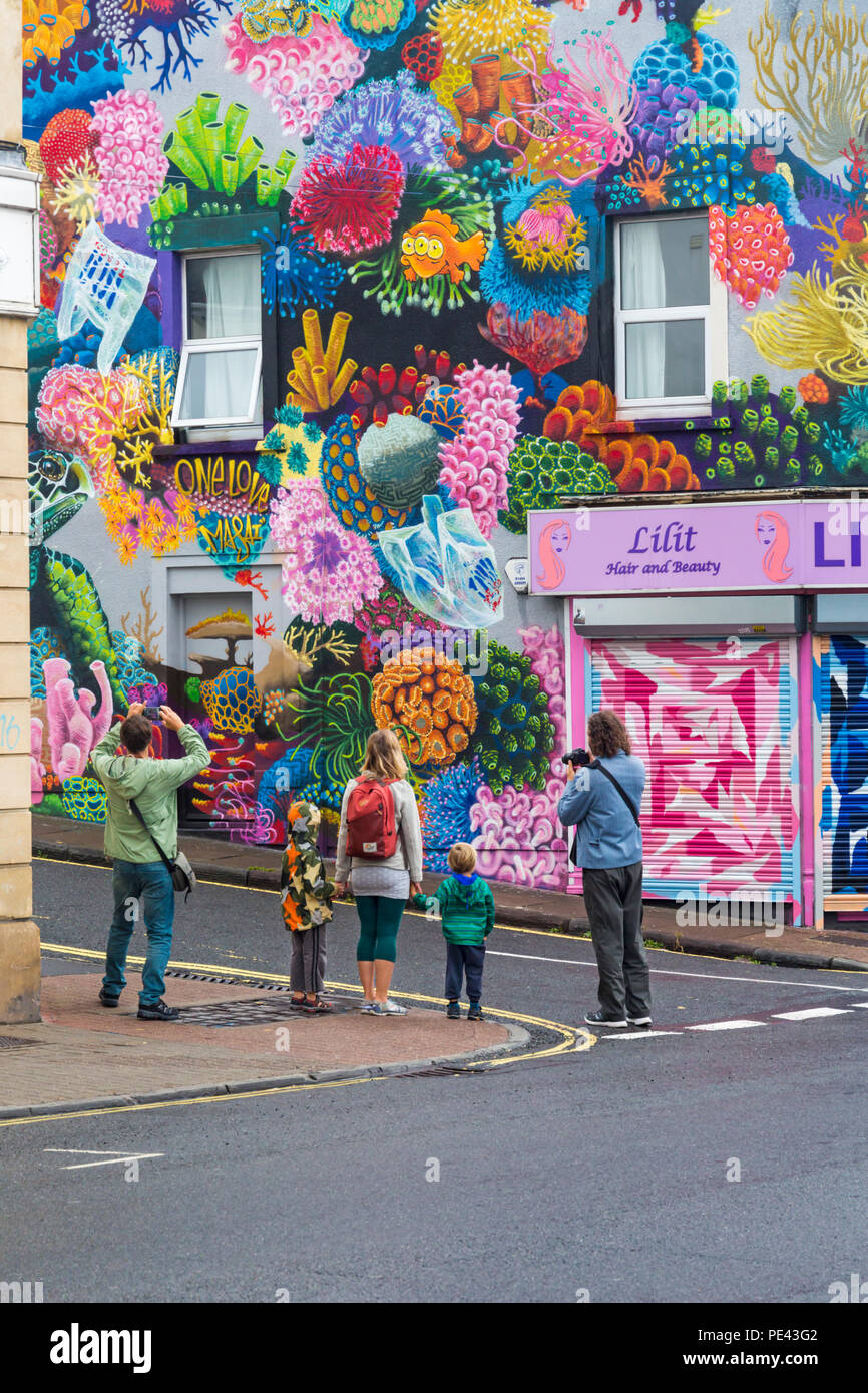 Visiteurs prend des photos de la superbe Masai Louis street art qui illustrent la pollution en plastique et les récifs coralliens de mourir vers le bas à North Street, Bristol en Août Banque D'Images