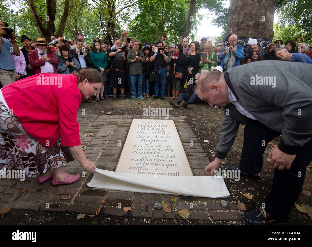 Le dévoilement d'une pierre tombale pour William Blake à Bunhill Fields à Londres. Banque D'Images