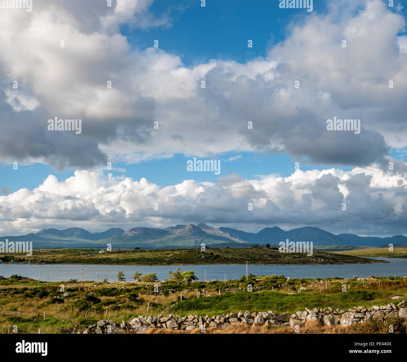 Les Douze Pins des montagnes de la côte de l'Inis ni près de Roundstone Irlande Connemara Banque D'Images