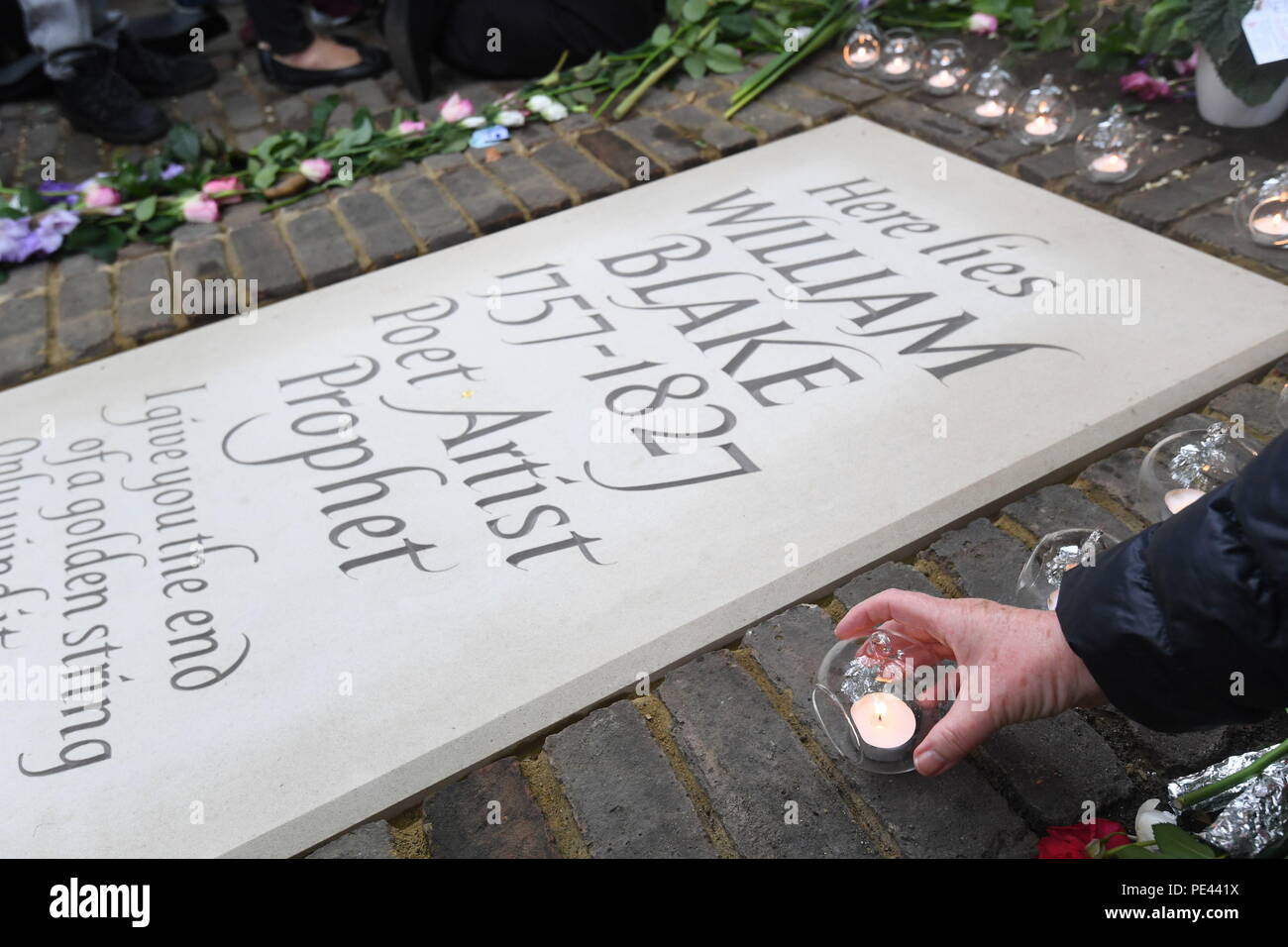 Une pierre tombale pour William Blake à Bunhill Fields à Londres après qu'il est dévoilé. Banque D'Images